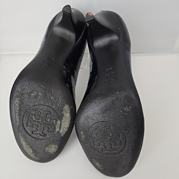 Tory Burch Navy Patent Leather Caroline Heels 8M Gold Logo Pump Elastic Top - Picture 8 of 9